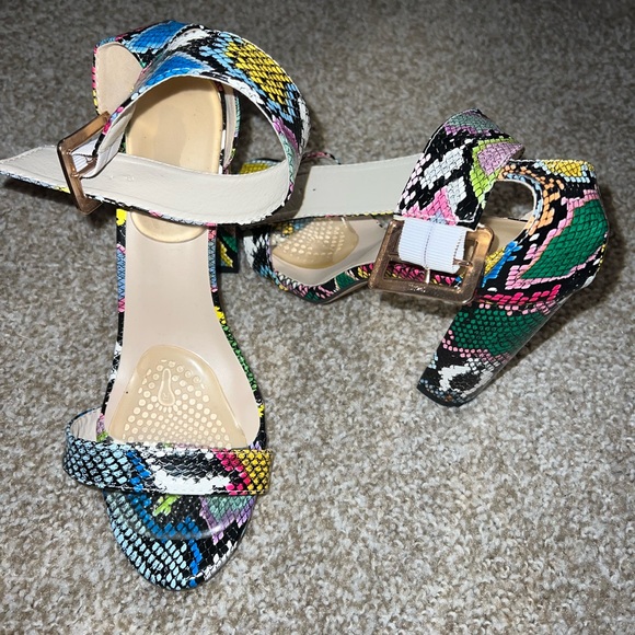 Multi color snake print heels - Picture 2 of 3